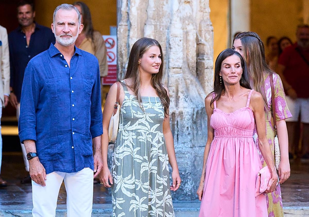 Imagen principal - Uniforme militar, traje de chaqueta y look casual: el 2025 estilístico de la princesa Leonor, en fotos