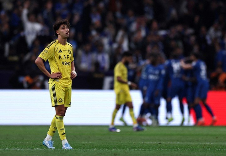 Joao Felix se lamenta tres el tercer gol del Al Hilal.