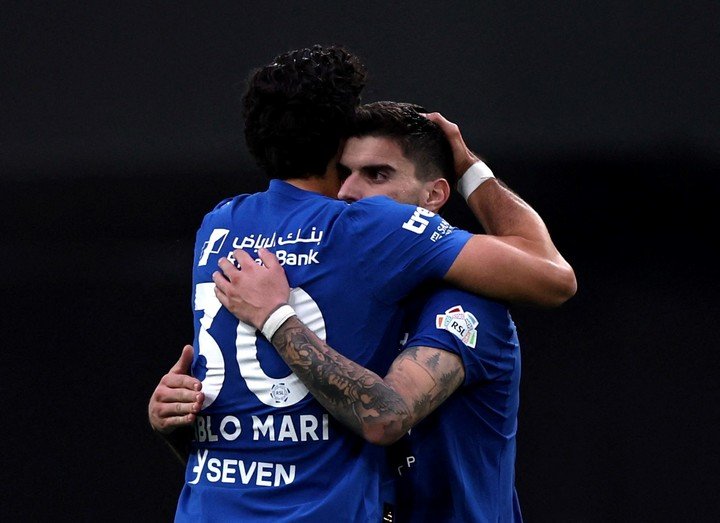 Ruben Neves festeja con Pablo Mari.