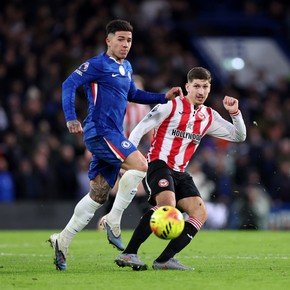 Sonríe Enzo Fernández: asistió, se llevó una ovación y su Chelsea venció 2-0 al Brentford por la Premier League 