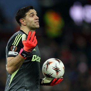 Con un insólito gol en contra y un golazo de taco, Aston Villa cae 2-0 frente a Salzburgo