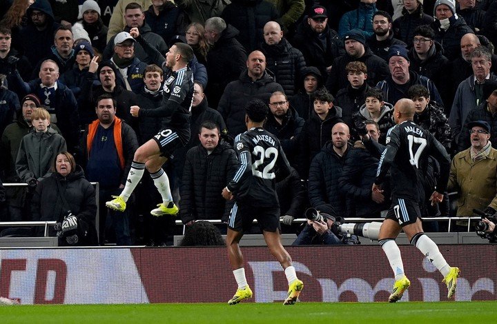 Solo en el primer tiempo, hizo un gol y una asistencia (Andrew Matthews/PA via AP).