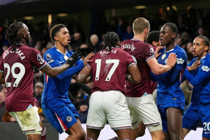 En primer plano, Traoré, el que arrancó la pelea. (AP Photo/Alastair Grant).