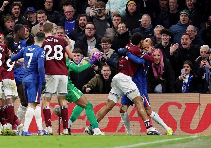 Por esta acción fue expulsado Todibo. (REUTERS/David Klein).