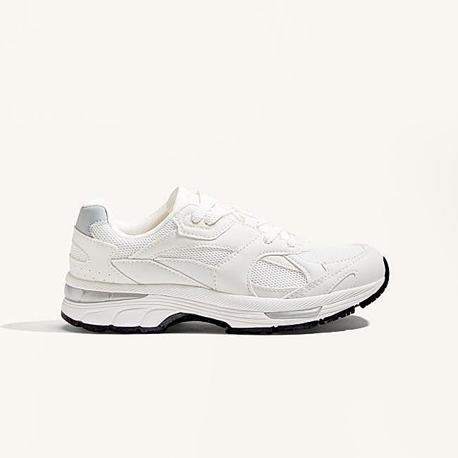 Zapatillas blancas de Oysho.