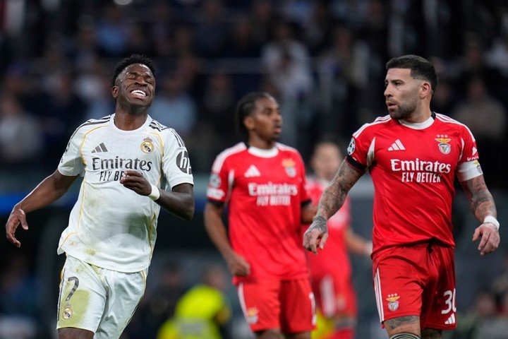 Otamendi y Vinícius. (AP Photo/Manu Fernandez)