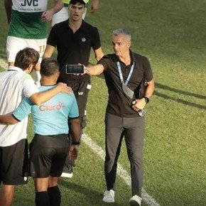 Lavallén fue a quejarse con el móvil, el referí lo echó y estalló: "Me harté"