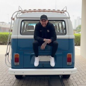 Neymar fue en una combi antigua a la práctica: el particular motivo