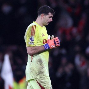 El accidentado ingreso del Dibu Martínez en la eliminación del Aston Villa de la FA Cup