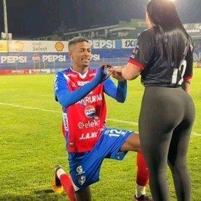 Insólito: el futbolista que le pidió matrimonio a su pareja en pleno campo de juego y se separó a los tres días