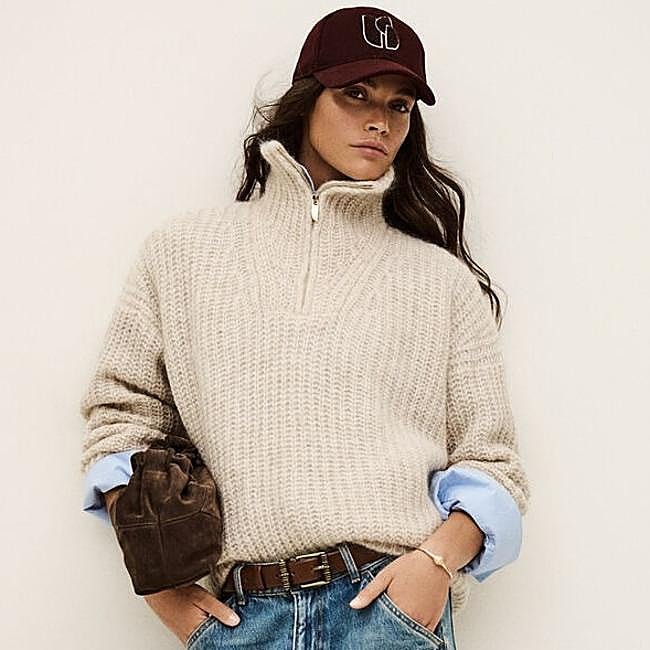 Jersey de punto grueso con cuello alto y cremallera de ba&sh, 265 euros.