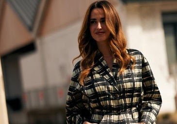 Este vestido de 40 euros de Parfois es todo lo que necesitas para un look de invierno con botas negras