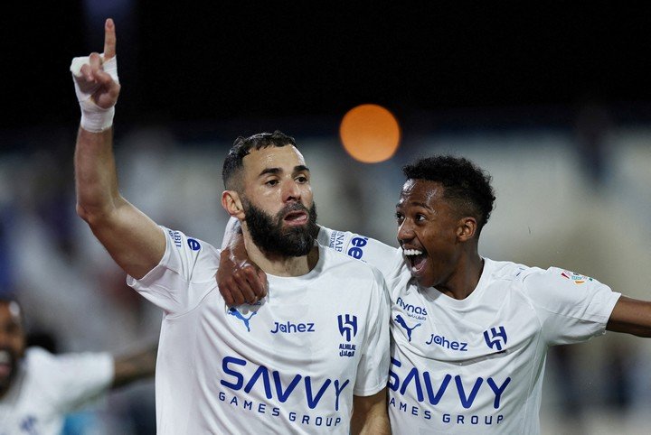 Benzema junto a Nasser Al-Dawsari, uno de sus nuevos socios. (REUTERS/Hamad I Mohammed).