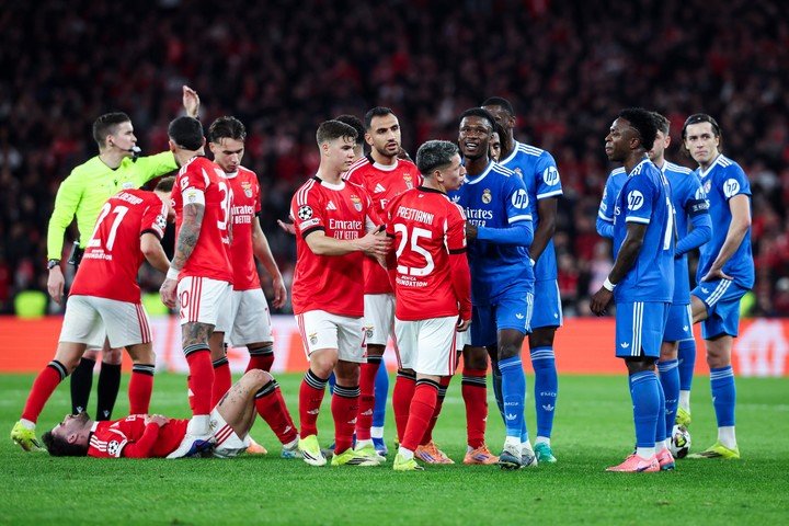 Prestianni y Vinícius en pleno conflicto (EFE).