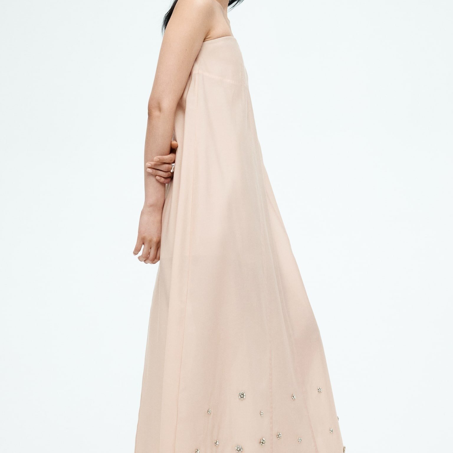 Vestido bandeau con detalles decorativos 