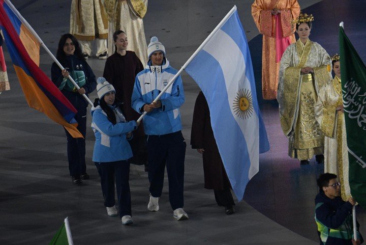 Los abanderados argentinos en la ceremonia de clausura de Milano-Cortina. (Prensa COA)