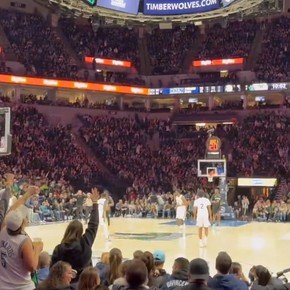 Video: los hinchas de los Timberwolves ganaron pollo gratis y lo festejaron como una victoria en la NBA
