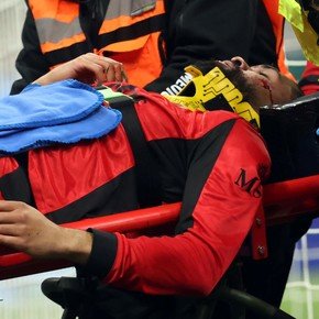 Video: dramático golpe de cabezas en el Meazza, con pérdida de conocimiento