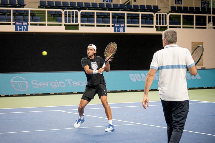 Tirante volea ante la mirada de Frana en Busan.