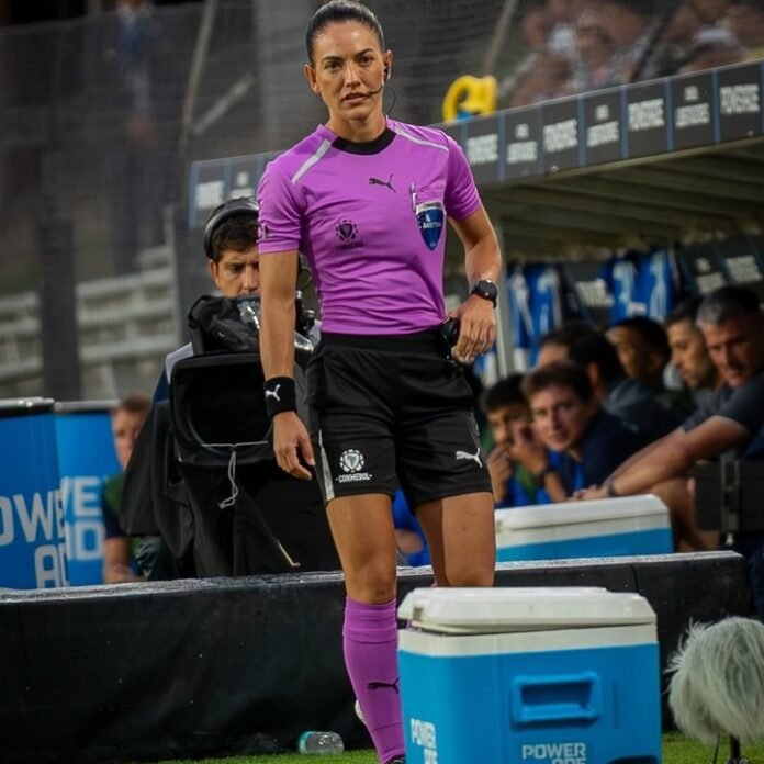 Criticó a una referí por su condición de mujer y su club lo sancionó