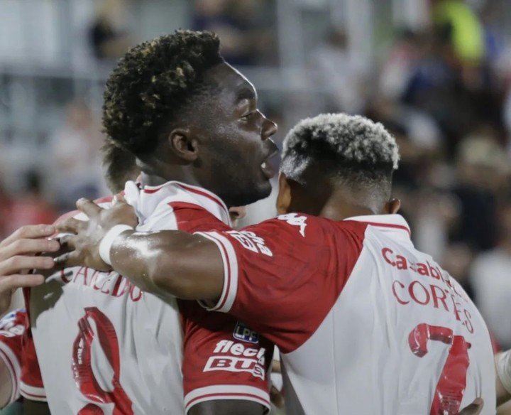 Caicedo festeja su gol junto a Cortés (Prensa Huracán).