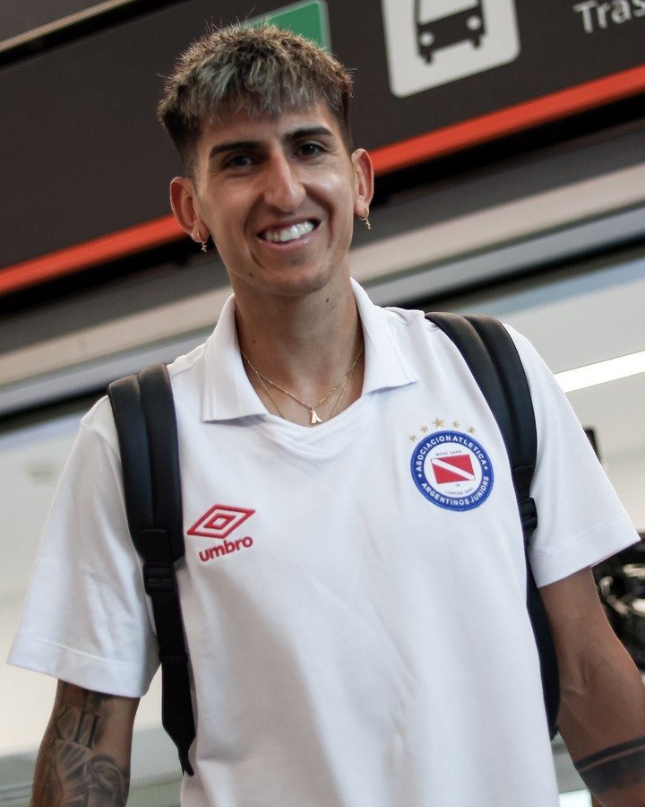 Alan Lescano en el aeropuerto (Foto: Prensa Argentinos Juniors).