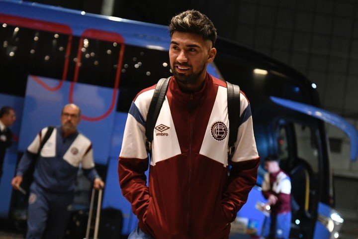 Marcelino Moreno arrastra una metatarsaglia en el pie izquierdo y llegaría con lo justo al partido de la Recopa. (Foto: Prensa Lanús).