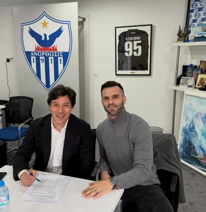 Mauro Camoranesi firmando contrato con el Anorthosis. (Intagram: @david_solari)