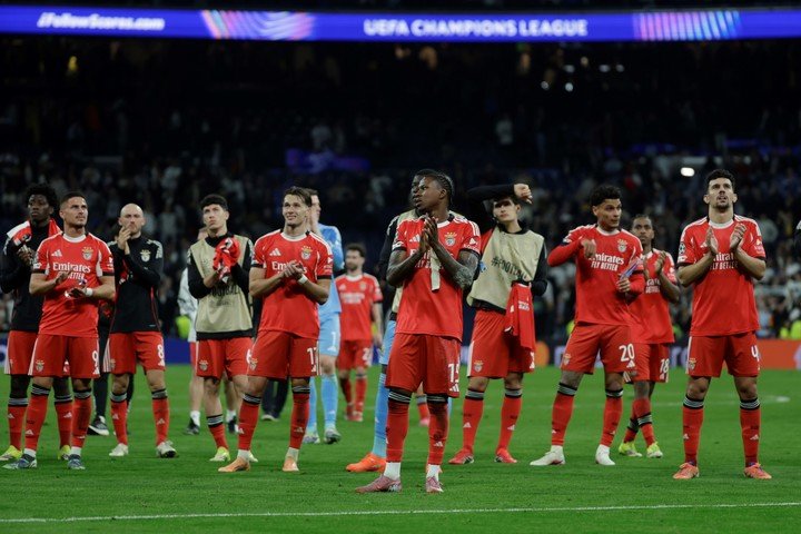 Los jugadores del Benfica, tras la derrota ante el Real Madrid. (Foto: EFE)