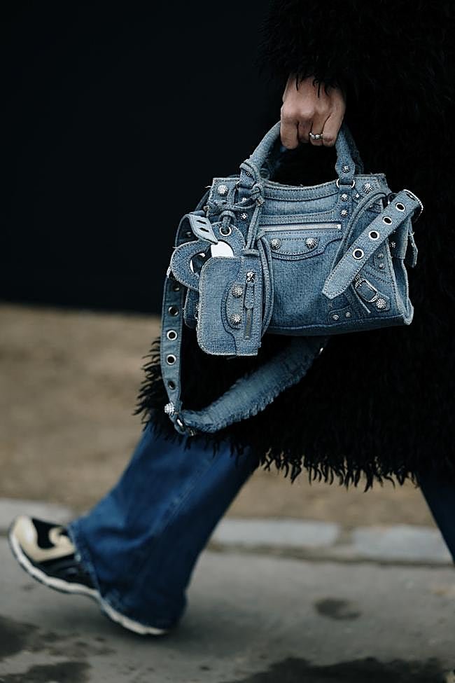 Bolso Le City en denim de Balenciaga.