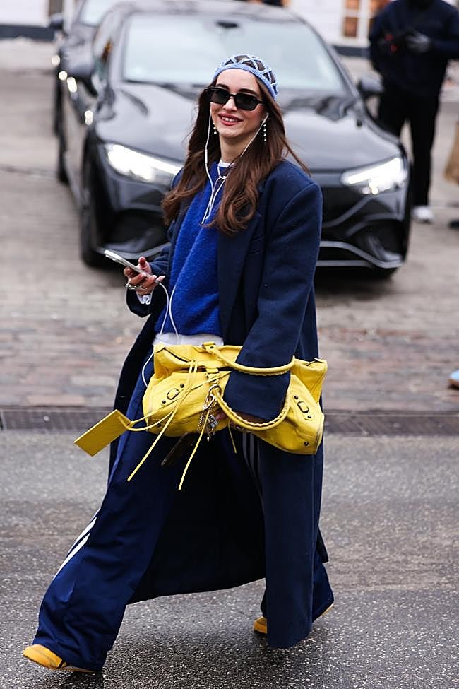 Un look con bolso XL Le City de Balenciaga.