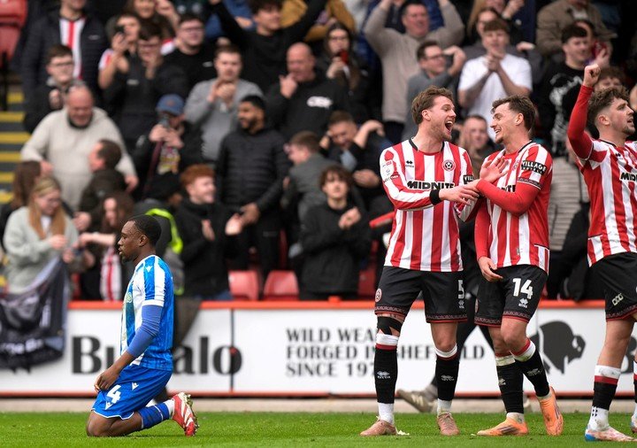 Para colmo, el descenso se dio después de caer con el Sheffield United (Danny Lawson/PA via AP).