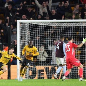 El Aston Villa del Dibu y Buendía perdió contra el último de la Premier y quedó lejos de la punta