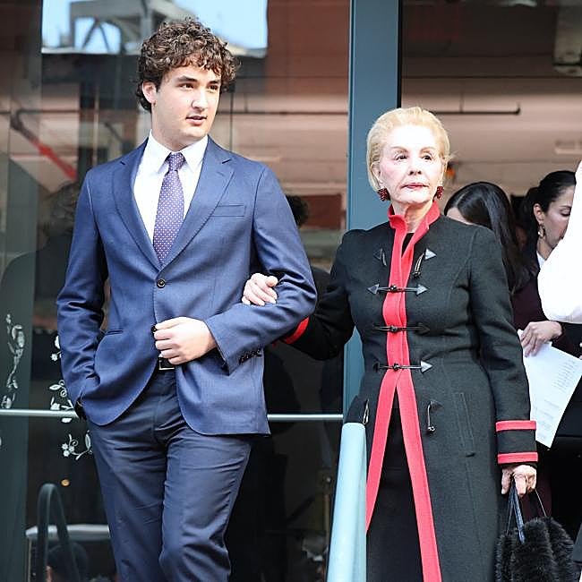 Carolina Herrera, a la salida del desfile, del brazo de uno de sus nietos.