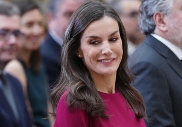 La reina Letizia cambia el traje por un vestido de Carolina Herrera que no esperábamos