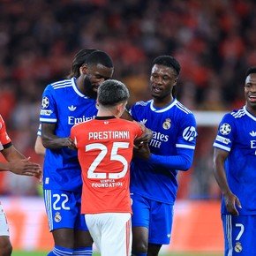 Prestianni y su fondo de pantalla junto a Vinícius antes del escándalo en Champions