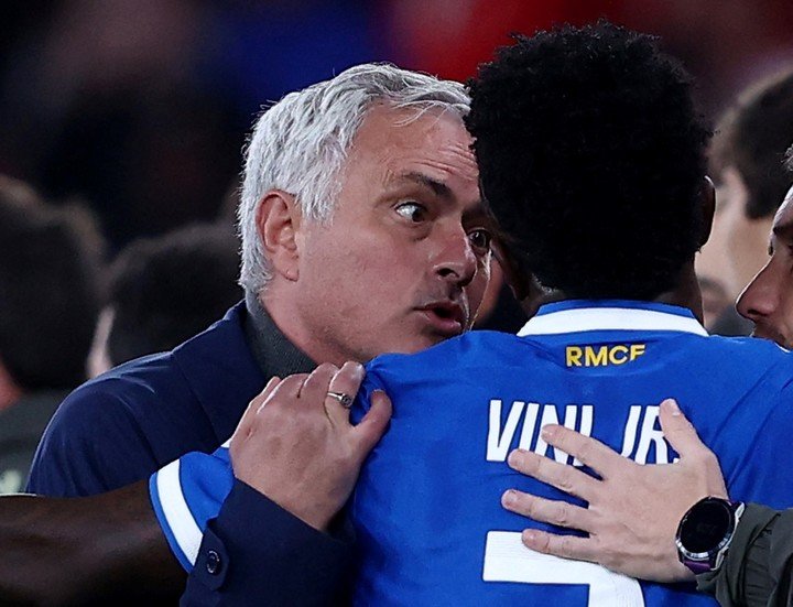 Mourinho y Vinicius. (REUTERS/Rodrigo Antunes)