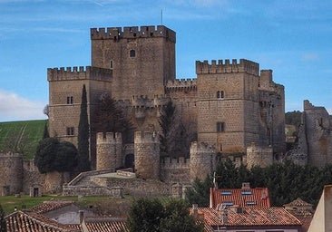 El pueblo de Castilla y León que tienes que visitar este verano: castillo, calles medievales y la Giralda de Campos