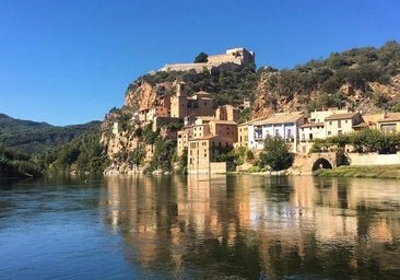 Este bellísimo pueblo de Tarragona te va a encantar: casas colgadas sobre el Ebro y un castillo templario