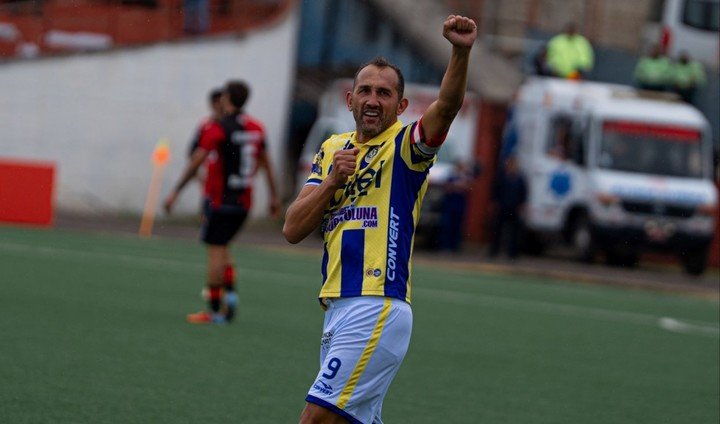 Hernán Barcos marcó un hat-trick en la liga peruana a sus 41 años. (Foto: @Liga1TeApuesto)