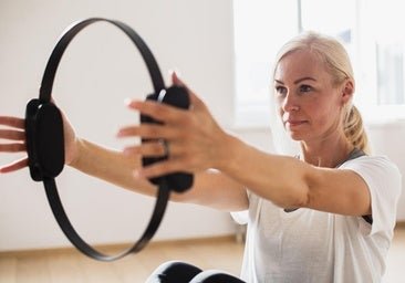 El aro de Pilates: cómo usarlo a los 50 para mejorar core y activar todo el cuerpo con los mejores ejercicios