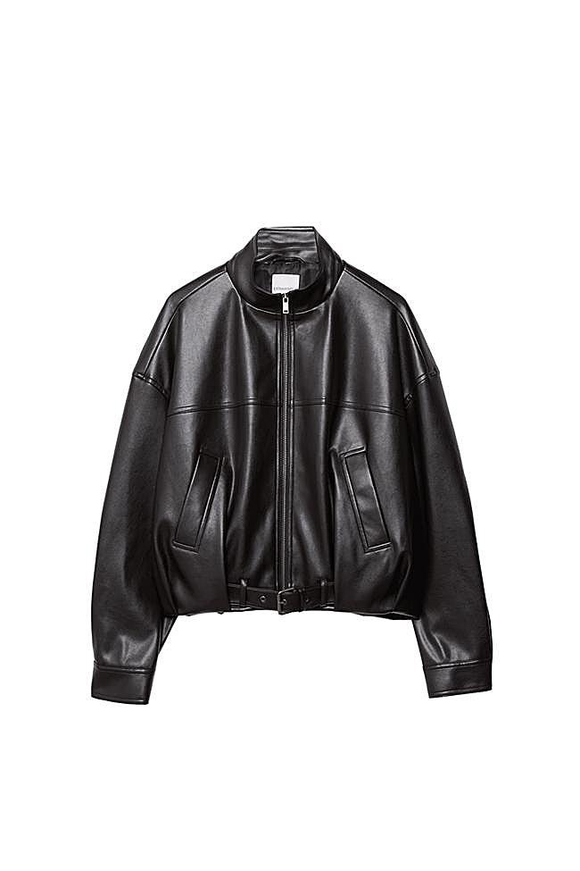 Cazadora efecto piel en marrón de Stradivarius.