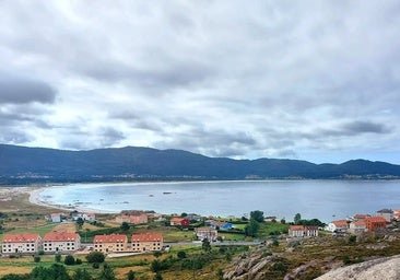 El pueblo de Galicia con las playas más bonitas para otoño: hórreos XXL, encanto marinero y el Olimpo celta