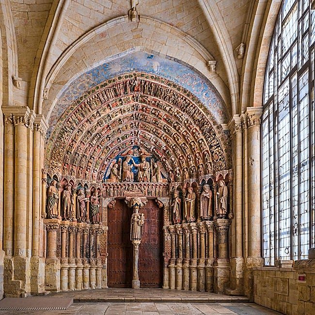 El pórtico de la Majestad, con su policromía original, en la colegiata de Santa María la Mayor.