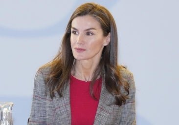 La reina Letizia apuesta por el color para elevar un look de invierno clásico: chaqueta de Carolina Herrera y un jersey rojo muy favorecedor