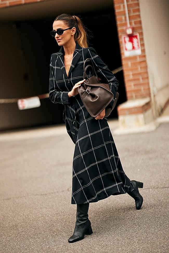Un look con vestido de cuadros y botas negras.