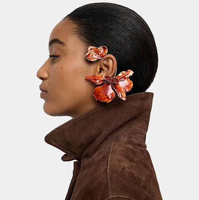 Pendiente ear jacket con flores esmaltadas (12,99€)