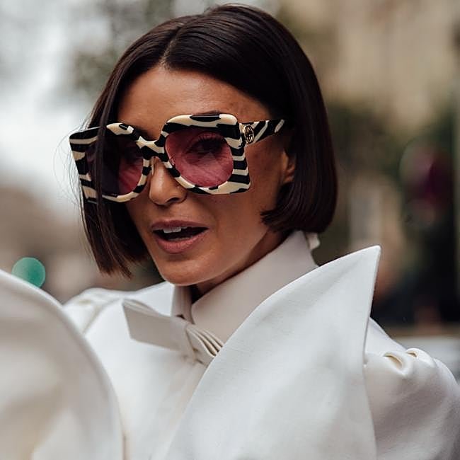 Mujer con gafas de sol XL