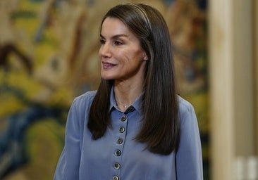 La reina Letizia se suma al color tendencia de la primavera con una blusa de Antik Batik que soluciona cualquier look