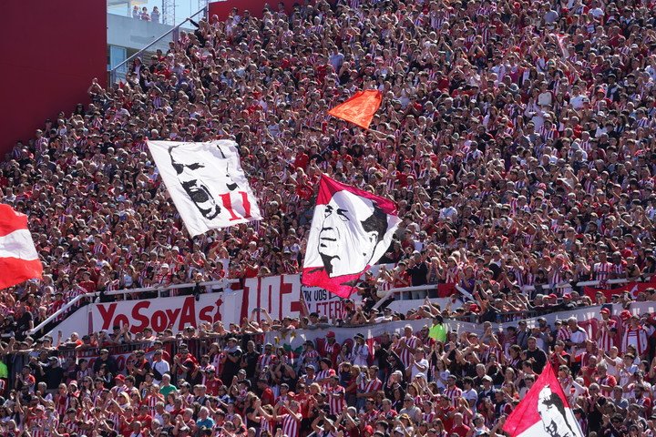 Estudiantes juega&nbsp;en el Estadio Jorge Luis Hirschi (Fotos Martín Bonetto - CLARIN).